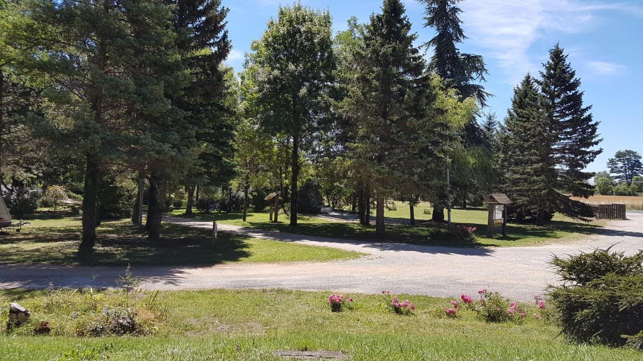 Camping Au Tour De L'Aveyron LʼHospitalet-du-Larzac Exteriör bild